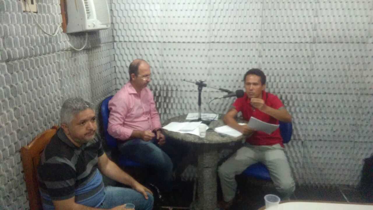 Prefeito de Camacã Oziel concede entrevista na Regional Sul FM